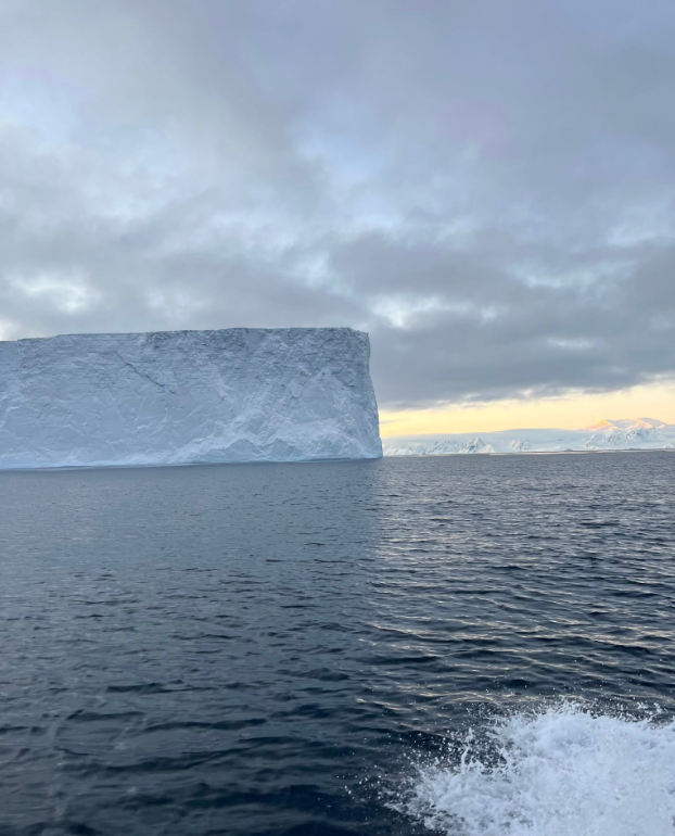 Довжиною - з Хрещатик. Українські полярники показали унікальний "столовий" айсберг (фото)