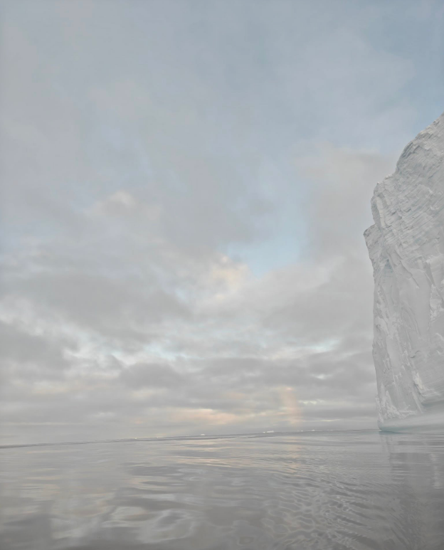 Довжиною - з Хрещатик. Українські полярники показали унікальний "столовий" айсберг (фото)