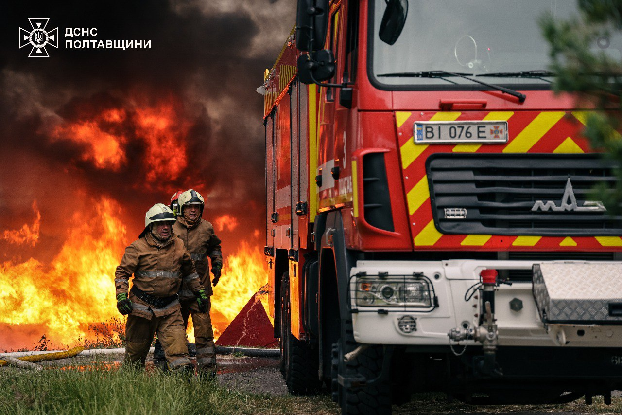 Комбінований удар по Кременчуку: у ДСНС показали фото наслідків обстрілу