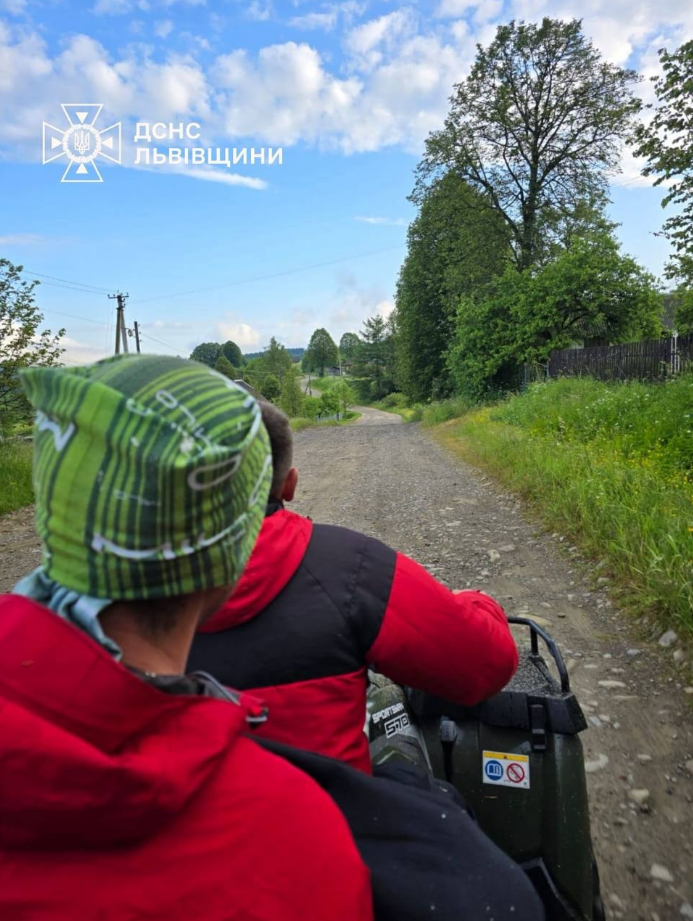 Зникла під вечір: у Львівській області врятували 2,5-річну дівчинку, яку шукали всю ніч