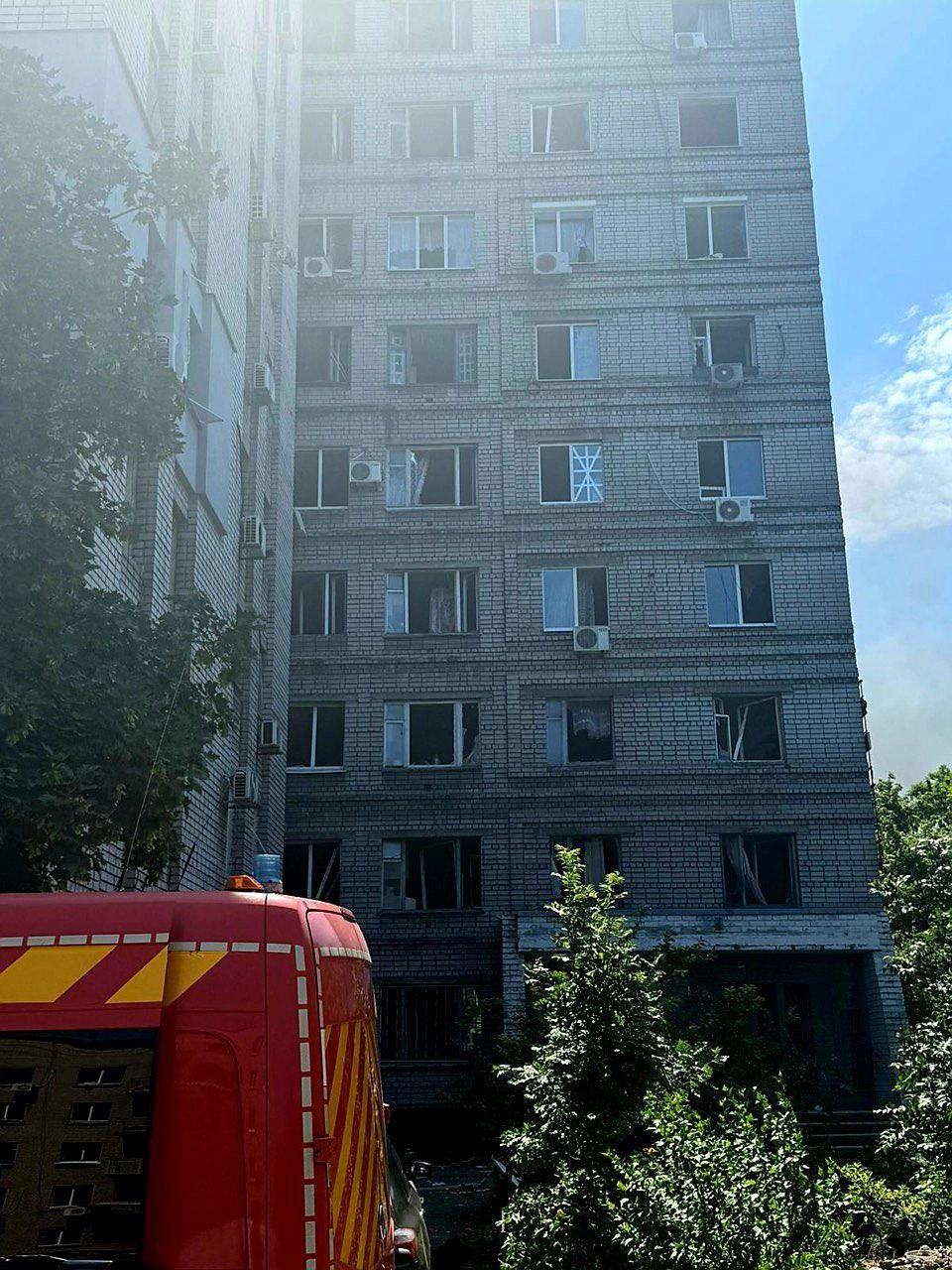 Повреждены поезд, школы, больница, есть жертвы: что известно об ударе РФ по Днепру (фото)