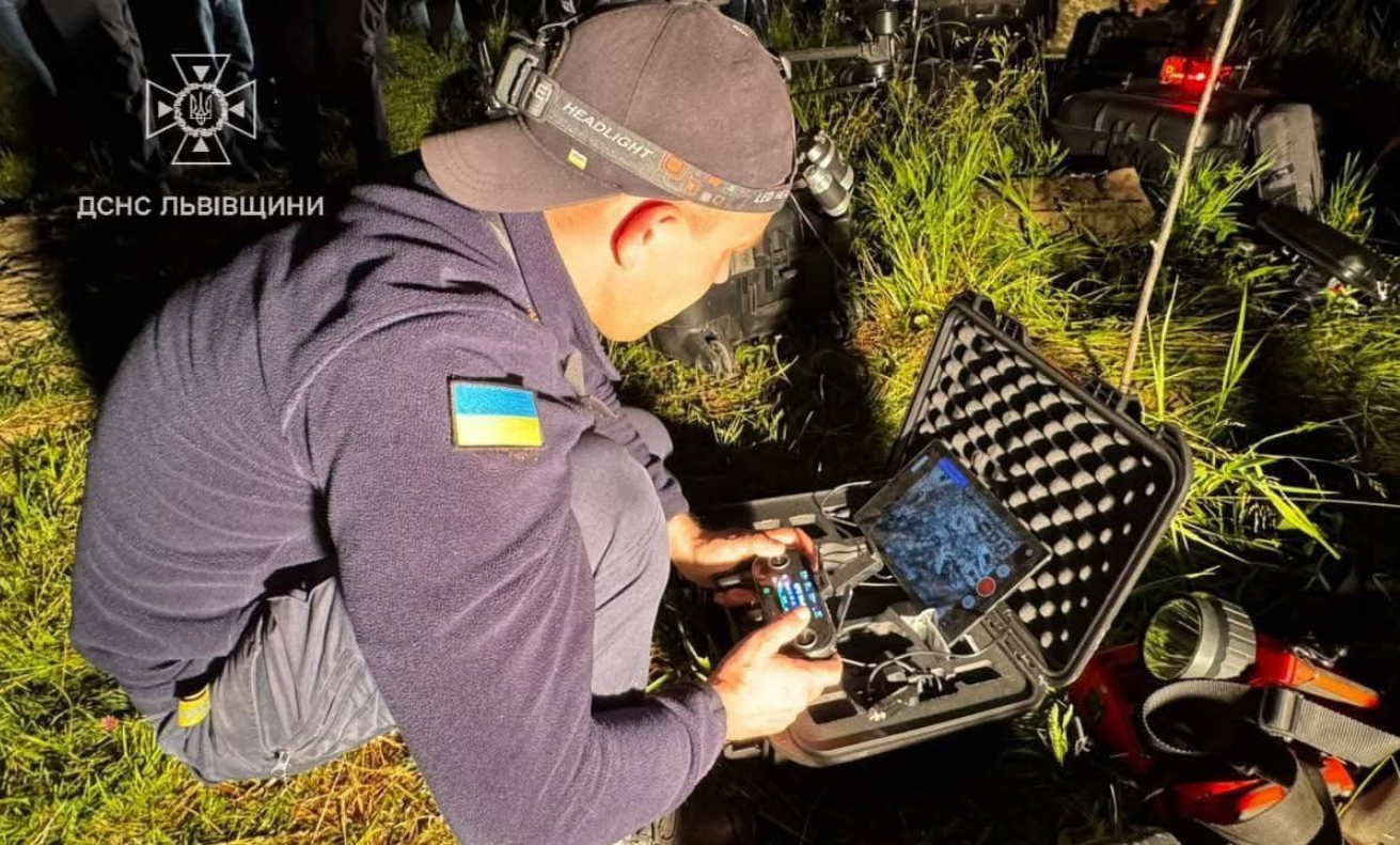 Зникла під вечір: у Львівській області врятували 2,5-річну дівчинку, яку шукали всю ніч