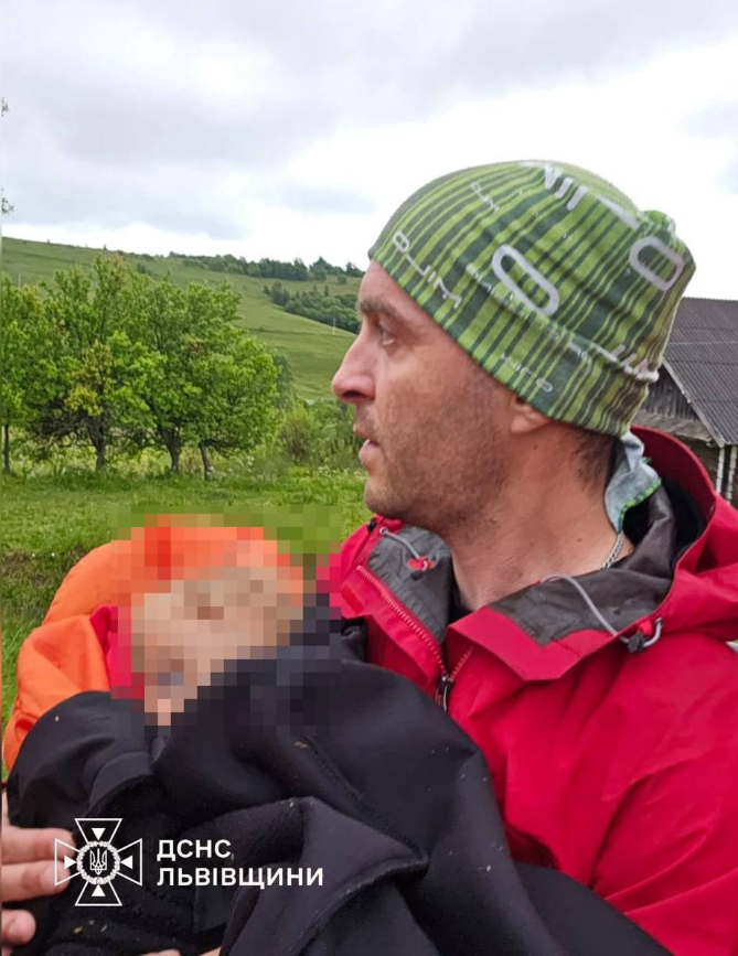 Зникла під вечір: у Львівській області врятували 2,5-річну дівчинку, яку шукали всю ніч