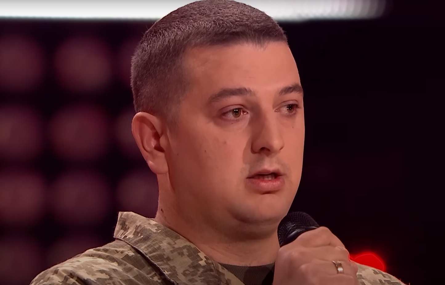 Воїн ЗСУ довів усіх до сліз виступом на "Голос країни". Йому пророкують перемогу (відео)