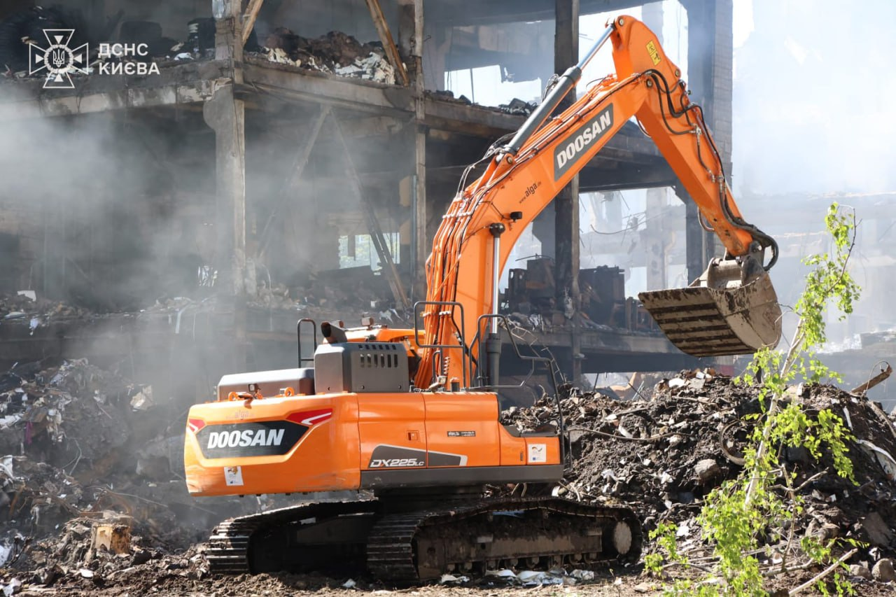 Обстріл Києва: ДСНС відновила рятувальні роботи, кількість поранених зросла
