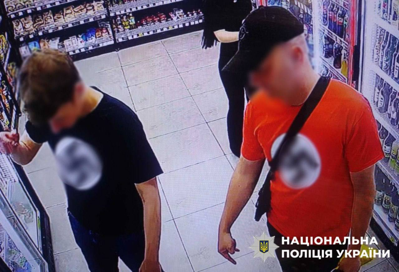 У центрі Києва двоє іноземців демонстрували нацистську символіку: що їм загрожує