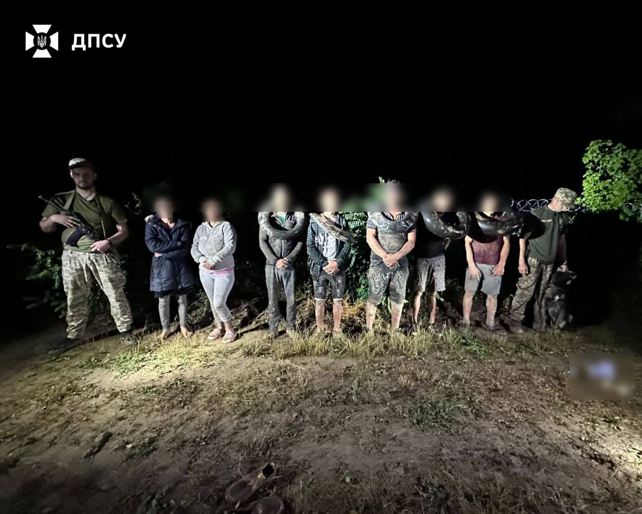 Хотели переплыть Тису на автомобильных камерах: в ГПСУ задержали группу нарушителей