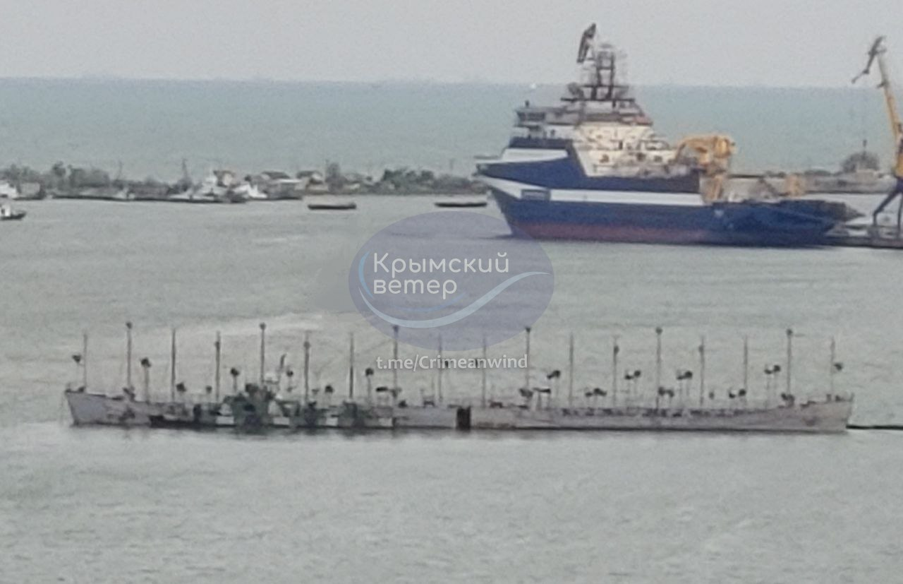 С РЭБ и пулеметами. Россияне пытаются с моря защитить оборонный завод в Керчи (фото)