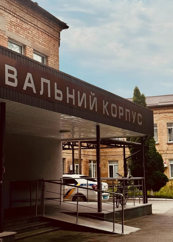 "Місце жінки - на кухні"? У магазині чоловік атакував дівчину через заморожені млинці