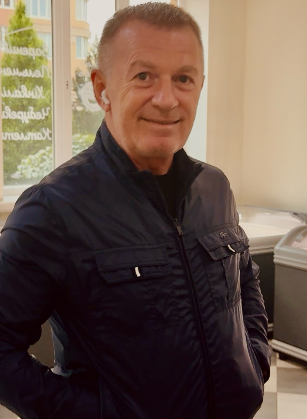 "Місце жінки - на кухні"? У магазині чоловік атакував дівчину через заморожені млинці