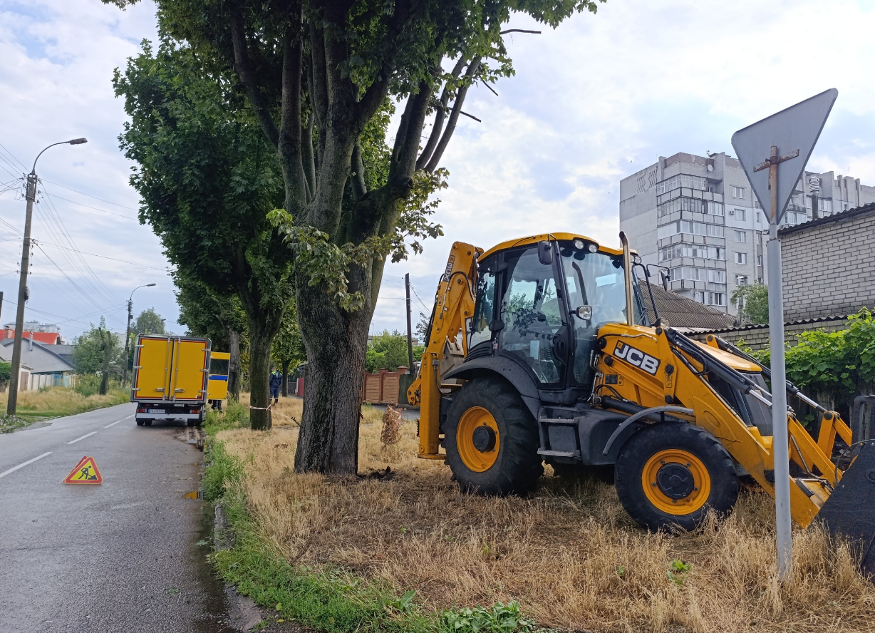 Спалах світла й "вибух": у Черкасах блискавка влучила у водопровід (фото)