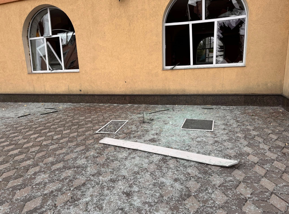 Вибиті вікна й двері: атака РФ пошкодила мусульманську святиню в Києві (фото, відео)