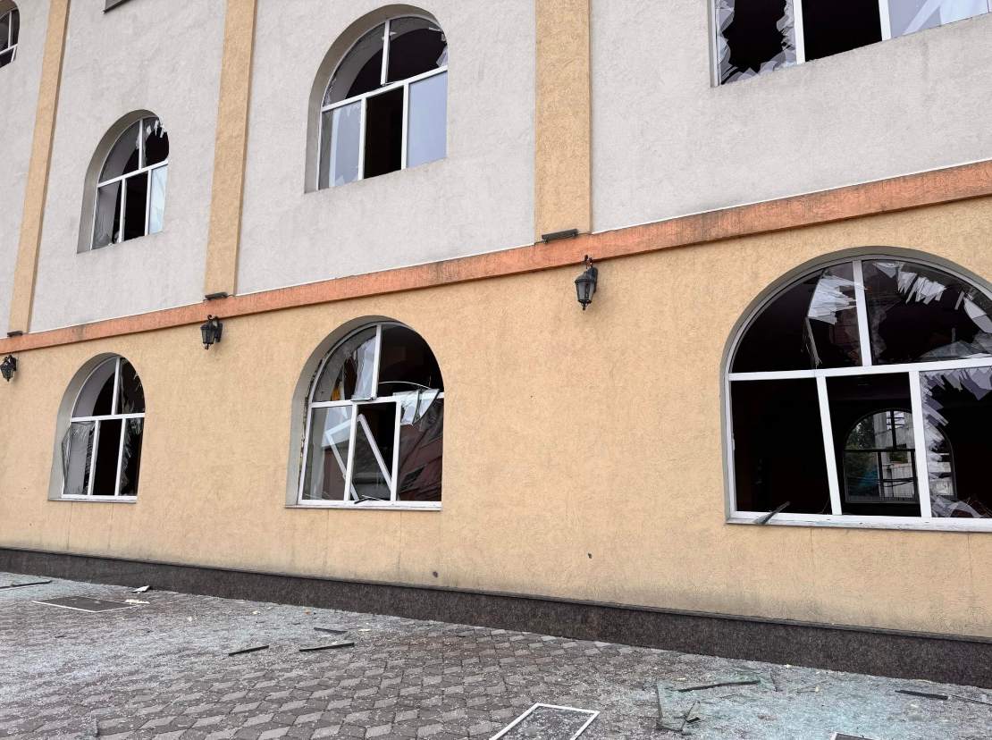 Вибиті вікна й двері: атака РФ пошкодила мусульманську святиню в Києві (фото, відео)