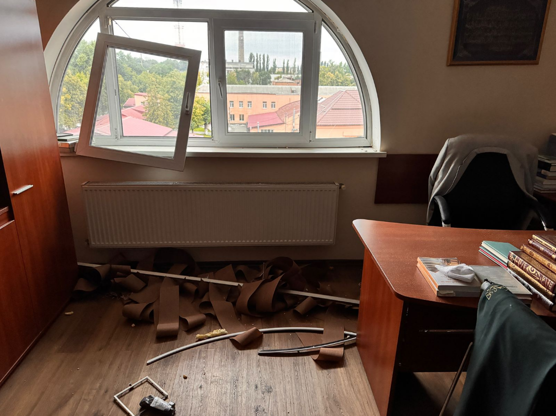 Вибиті вікна й двері: атака РФ пошкодила мусульманську святиню в Києві (фото, відео)
