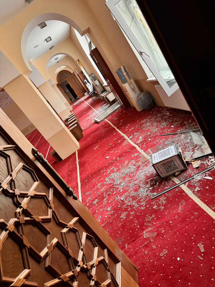 Вибиті вікна й двері: атака РФ пошкодила мусульманську святиню в Києві (фото, відео)