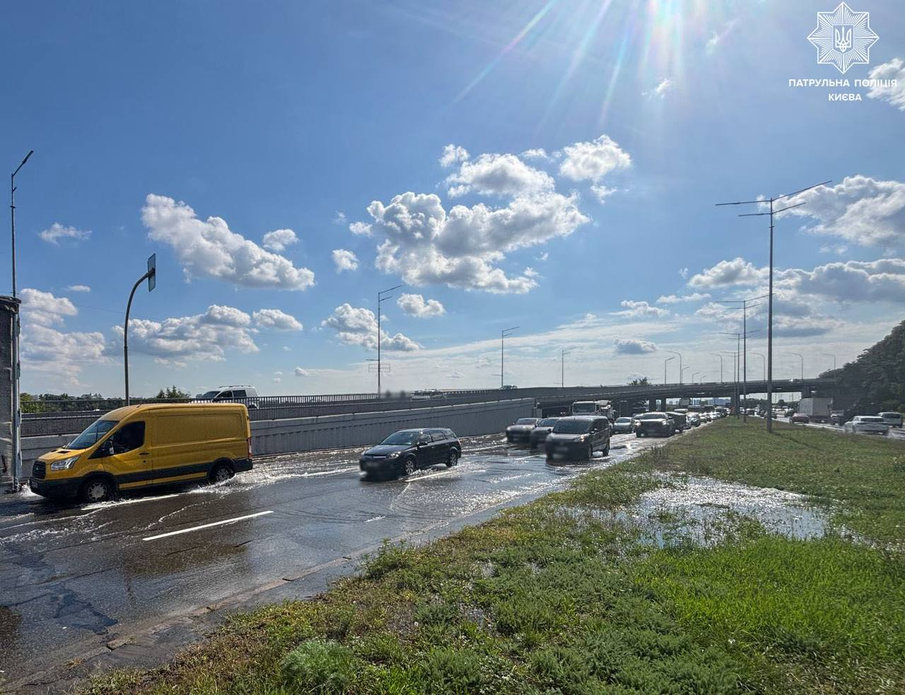 У Києві на добу частково перекрили рух однією з головних магістралей: подробиці
