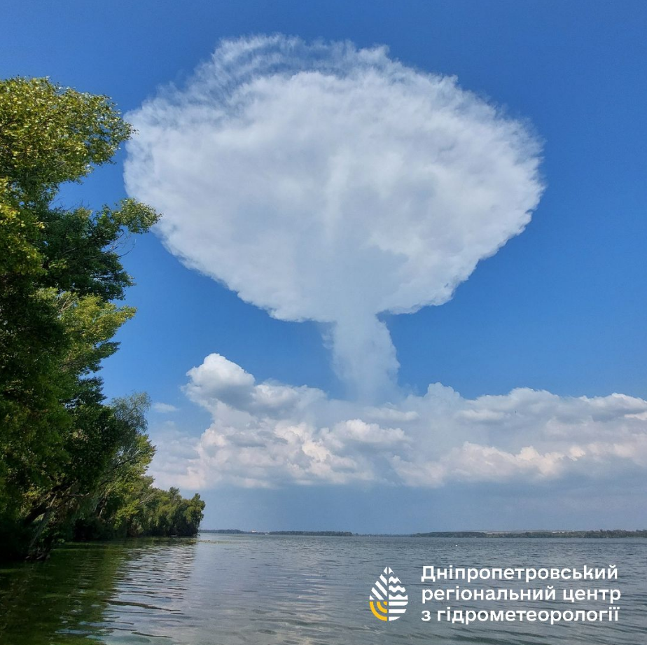 Передвісник бурі? У небі над Дніпром помітили незвичайну "волосату" хмару (фото)