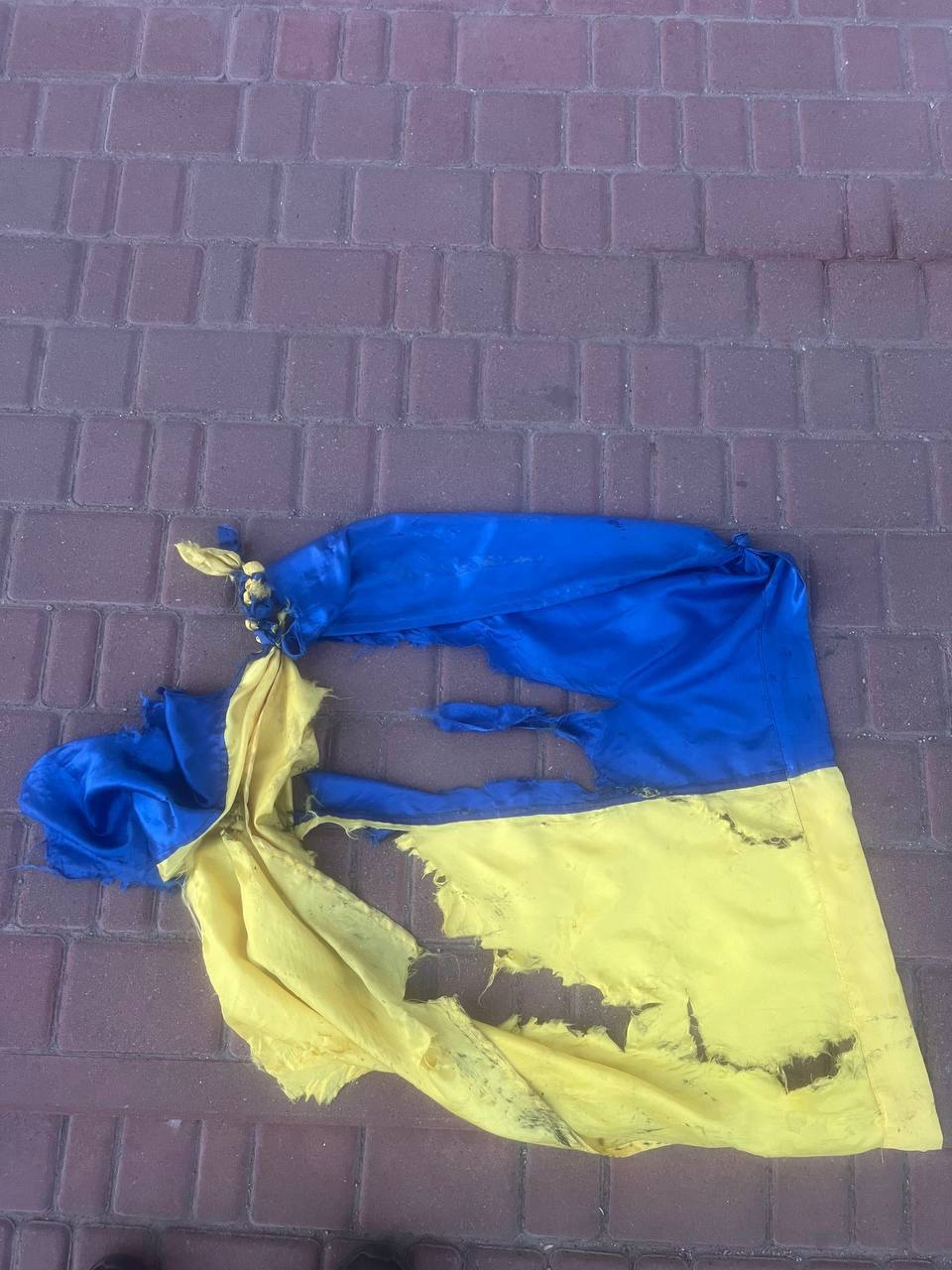 У Кропивницькому чоловік зірвав та топтав ногами прапор України: що йому загрожує        