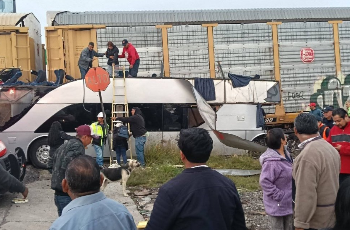 В Мексиці потяг протаранив автобус: щонайменше 10 загиблих, понад 50 поранених