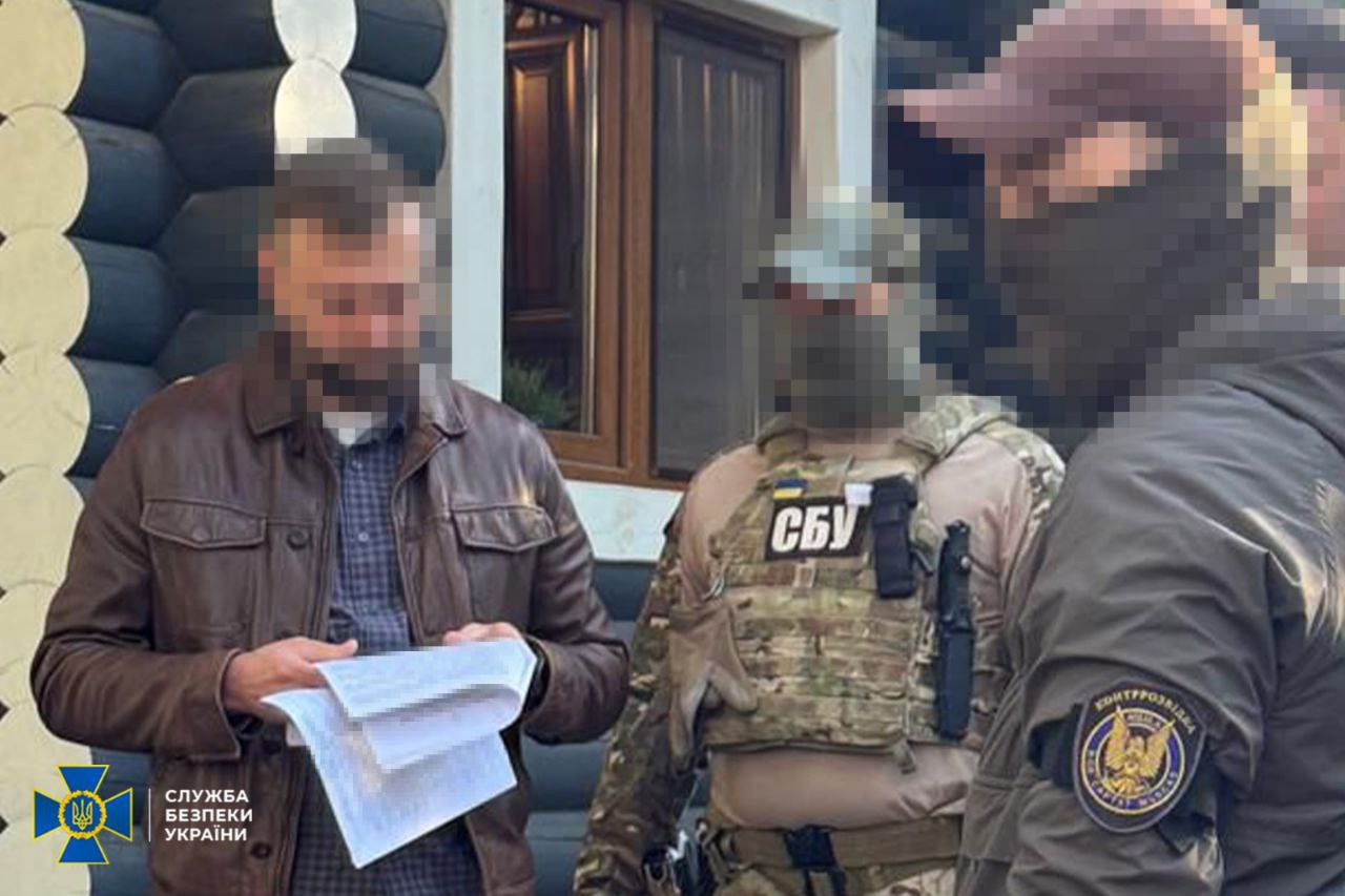 Продавав громадянство України: чиновник МЗС організував схему з легалізації росіян у ЄС