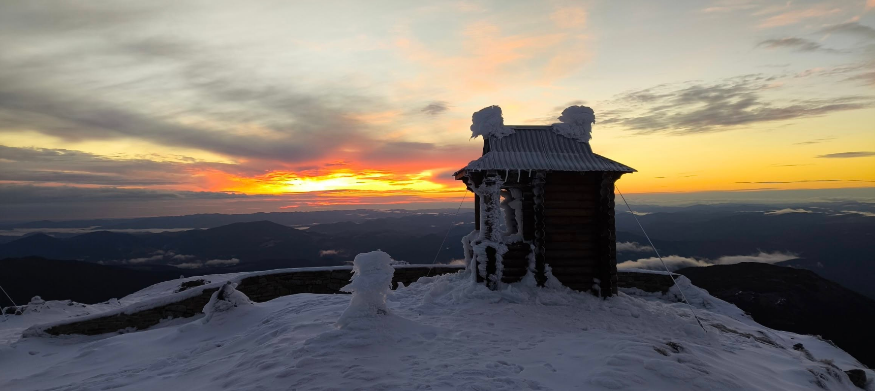 Мороз и солнце в Карпатах: температура резко упала до -7, но пейзаж впечатляет (фото)