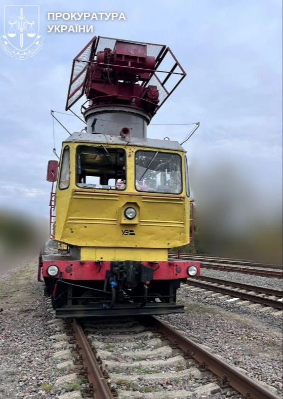 Россияне атаковали железную дорогу в Чернигове: ранения получил машинист (фото)