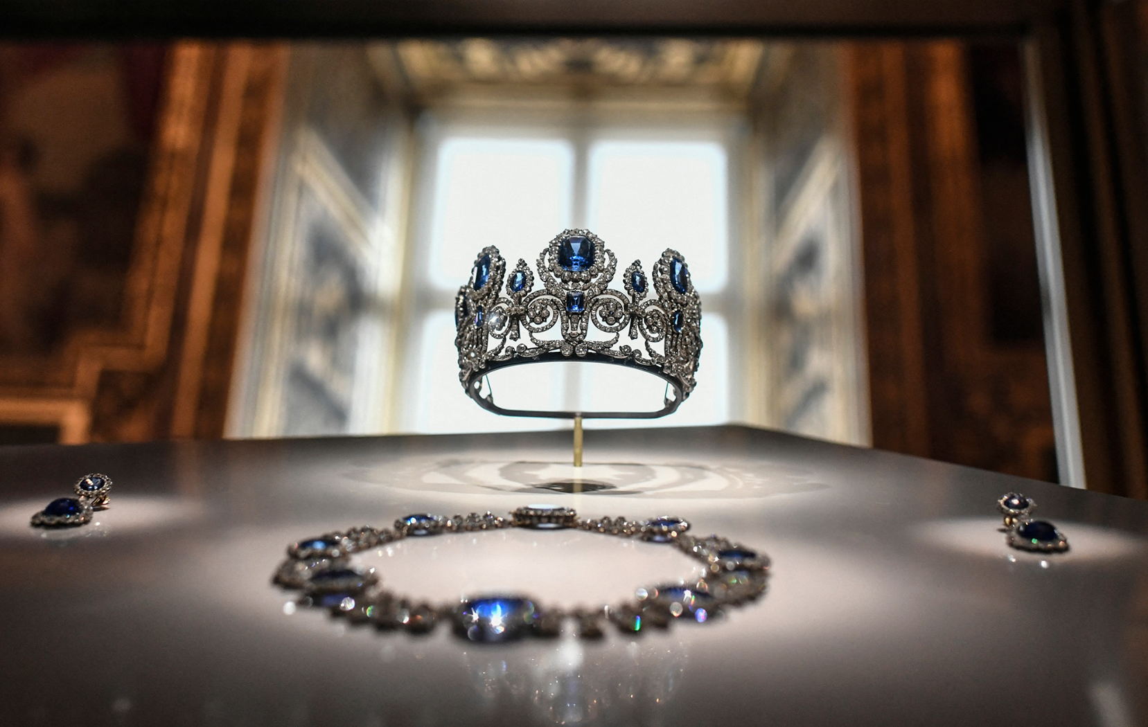 Пограбування у серці Парижа: які коштовності викрали злочинці з Лувру (фото)