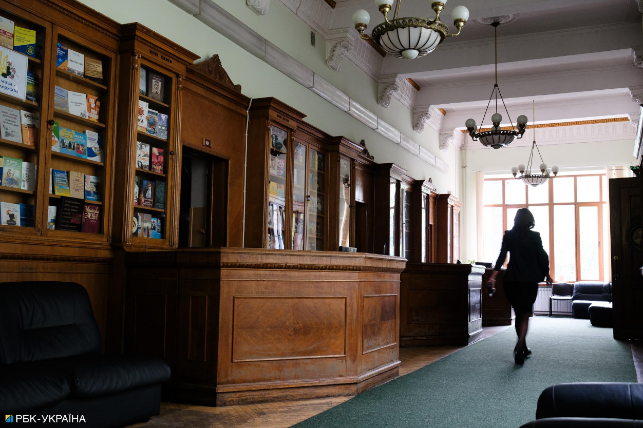 Ще на полицях чи вже утилізовані? Що відбувається з російськомовними книгами в бібліотеках