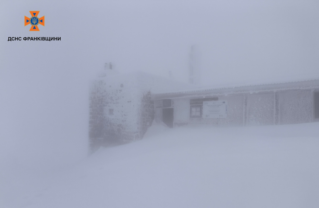 У Карпатах намело до 80 см снігу: рятувальники показали, що відбувається (фото)