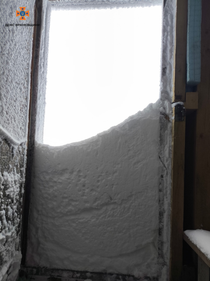 У Карпатах намело до 80 см снігу: рятувальники показали, що відбувається (фото)