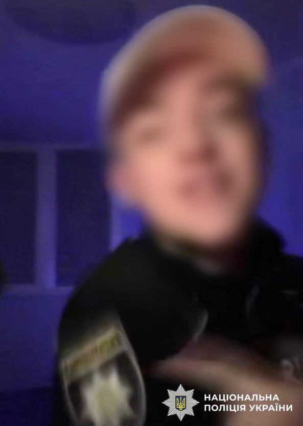 У Києві хлопець у формі поліції співав російські пісні: що йому тепер загрожує