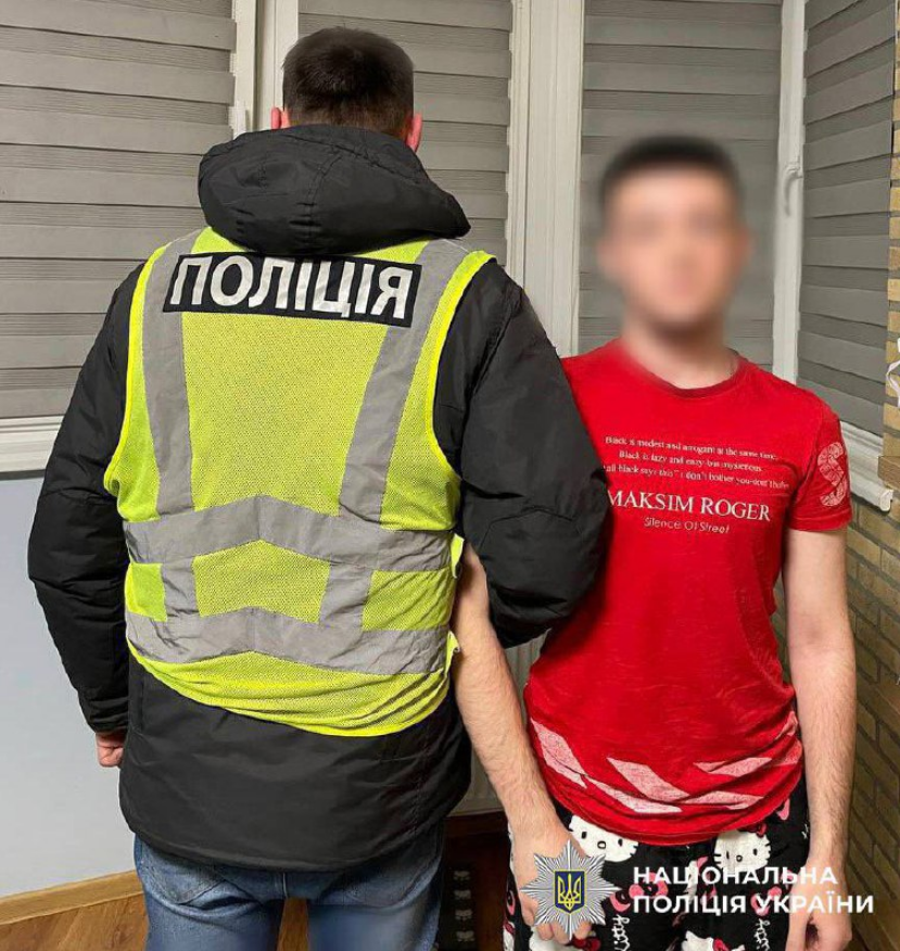 У Києві хлопець у формі поліції співав російські пісні: що йому тепер загрожує