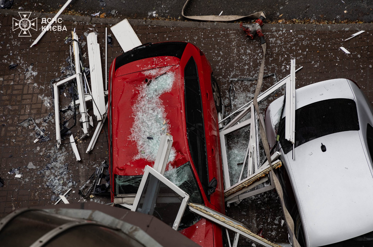 У центрі Києва спалахнула квартира: могла вибухнути зарядна станція (фото)