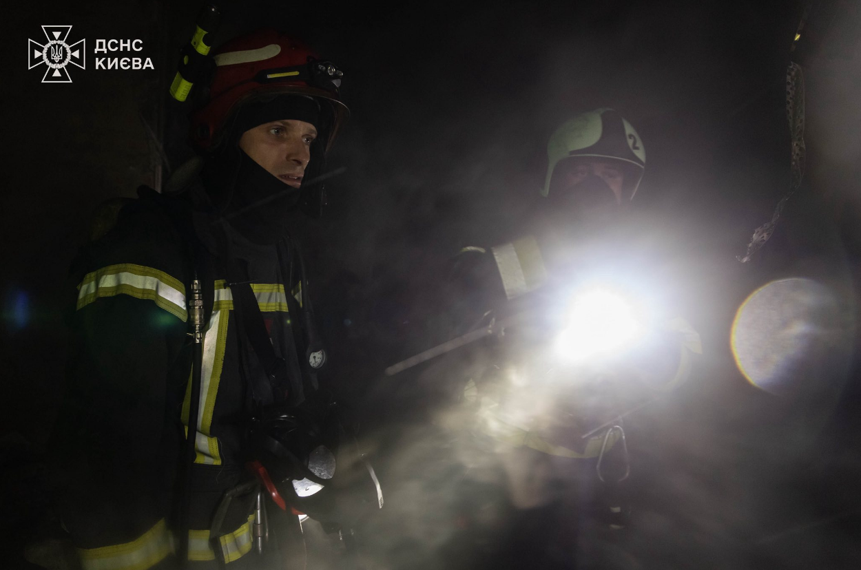 У центрі Києва спалахнула квартира: могла вибухнути зарядна станція (фото)