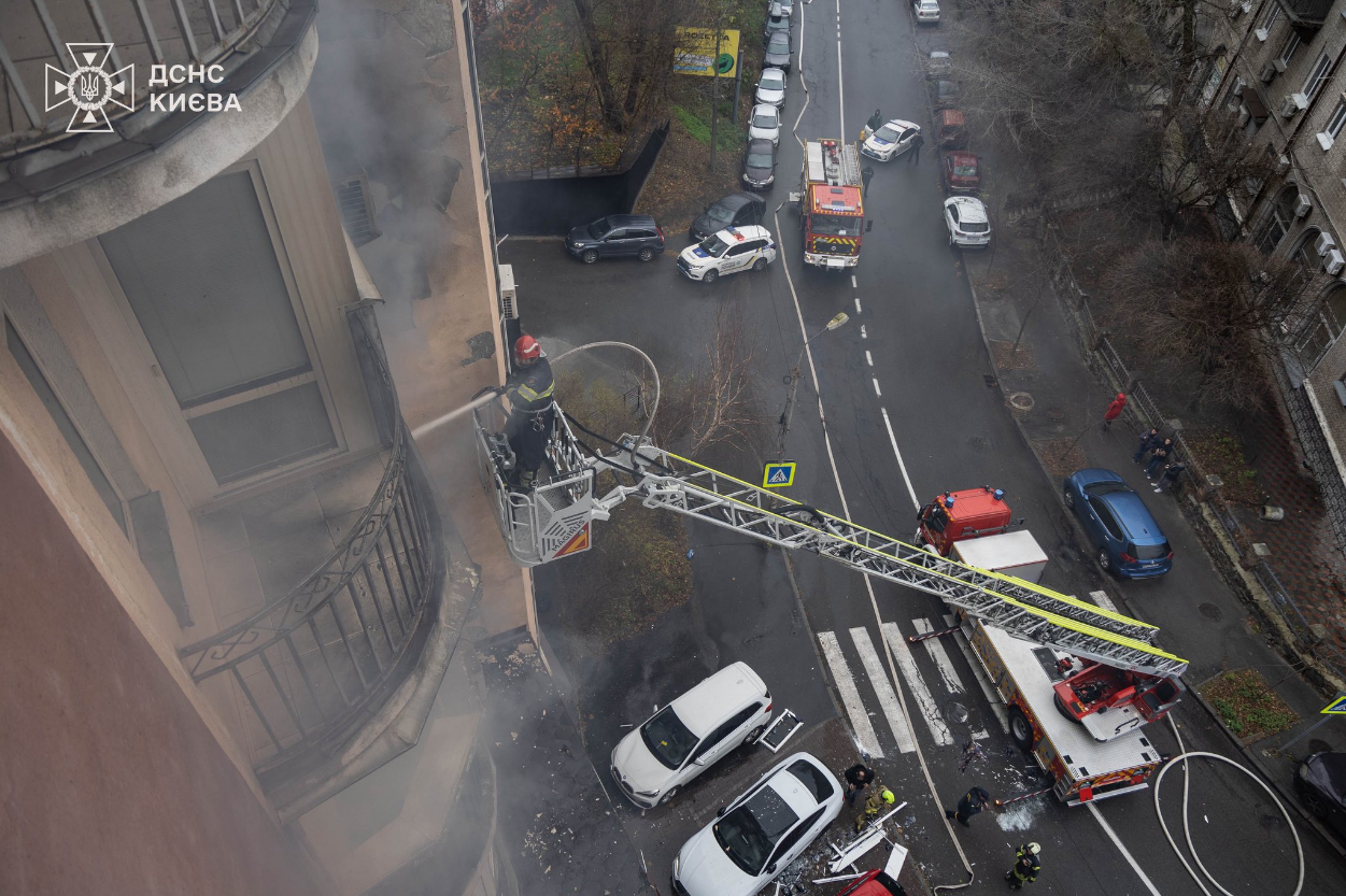 У центрі Києва спалахнула квартира: могла вибухнути зарядна станція (фото)