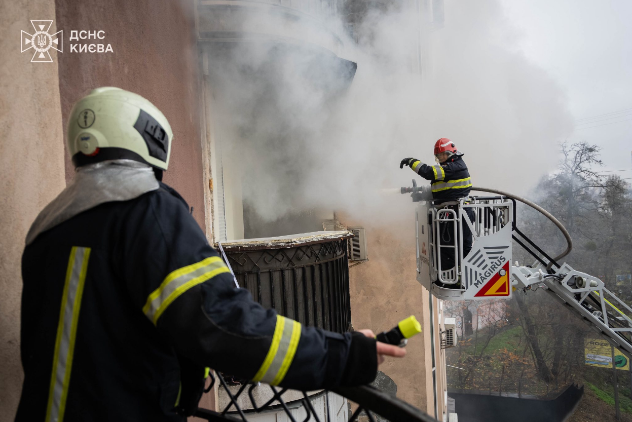 У центрі Києва спалахнула квартира: могла вибухнути зарядна станція (фото)