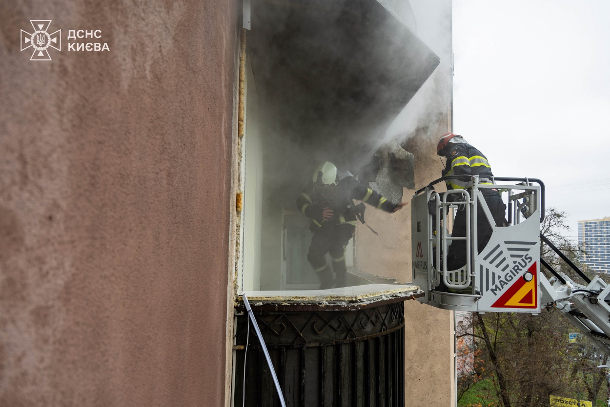 У центрі Києва спалахнула квартира: могла вибухнути зарядна станція (фото)