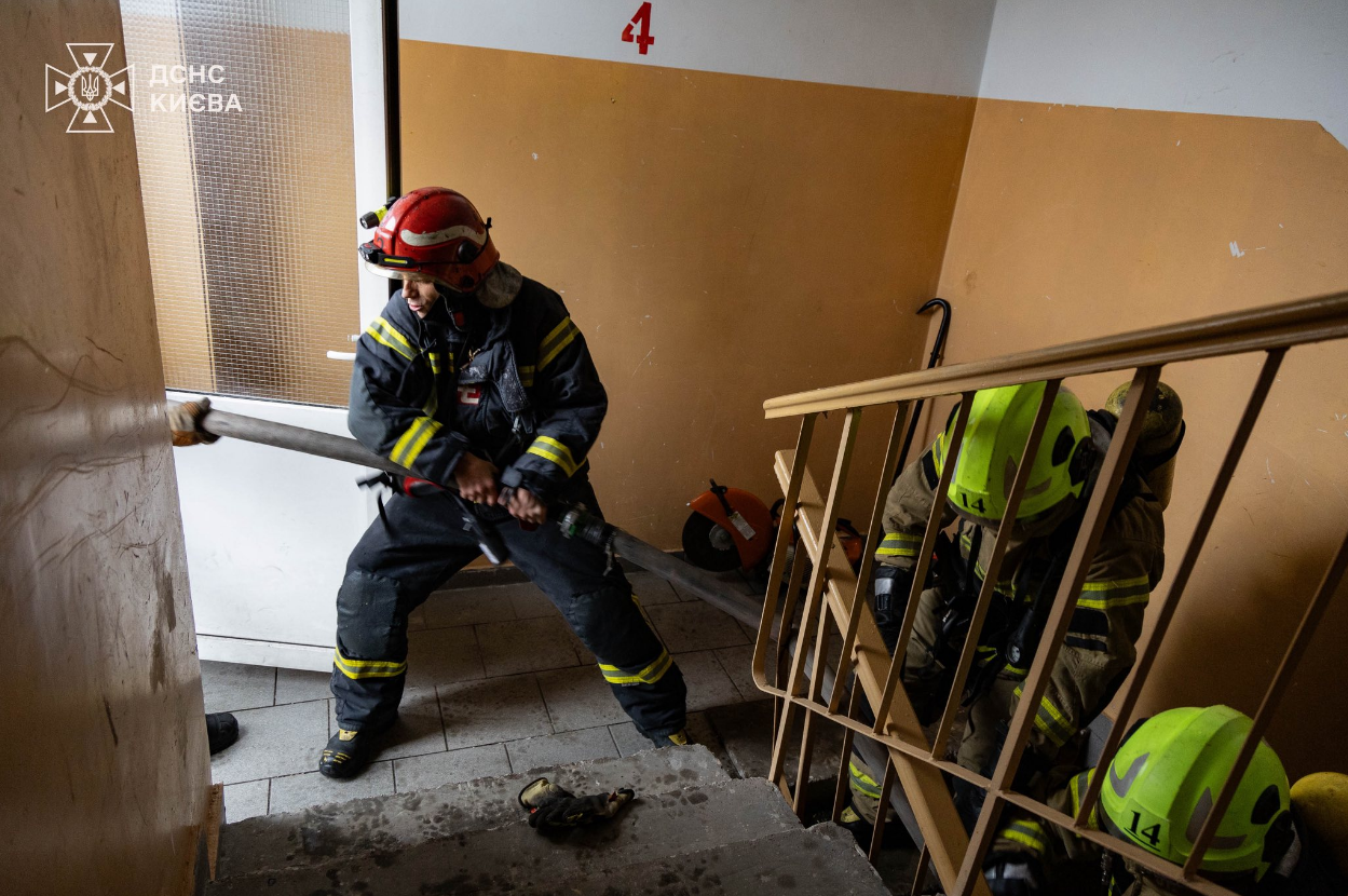 У центрі Києва спалахнула квартира: могла вибухнути зарядна станція (фото)