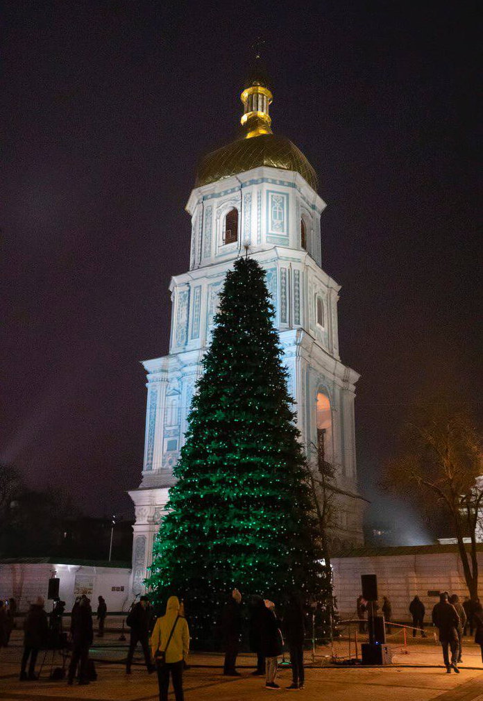 В Киеве открыли главную елку страны: как она выглядит (фото)