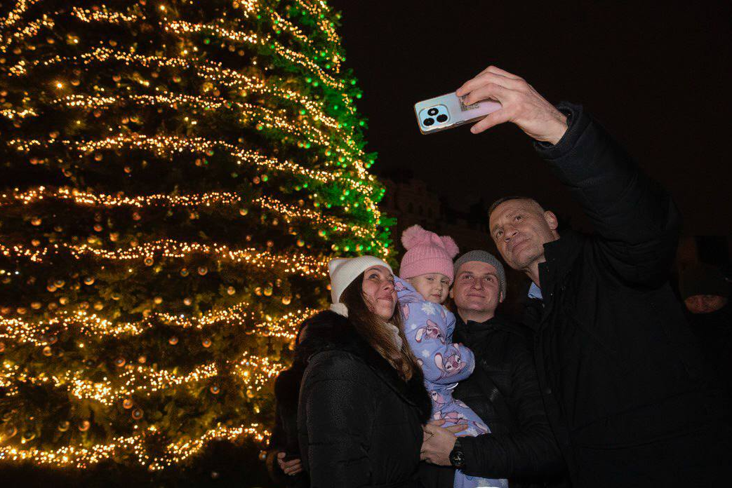 В Киеве открыли главную елку страны: как она выглядит (фото)