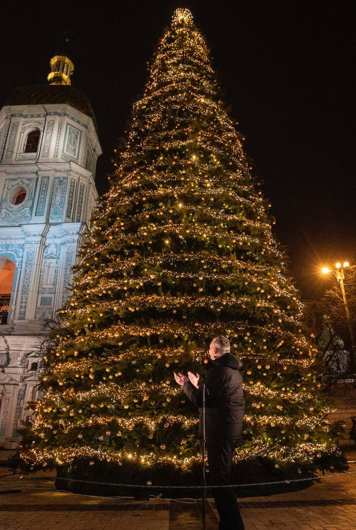 В Киеве открыли главную елку страны: как она выглядит (фото)