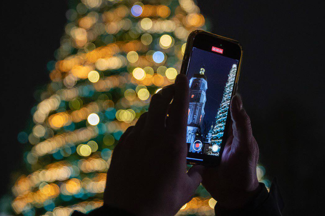 В Киеве открыли главную елку страны: как она выглядит (фото)