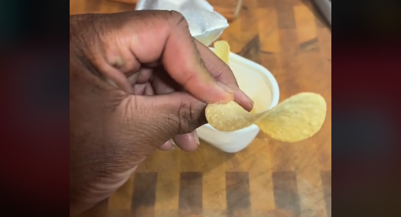 А ви знали? Цей "правильний" спосіб їсти Pringles робить смак чипсів ще кращими