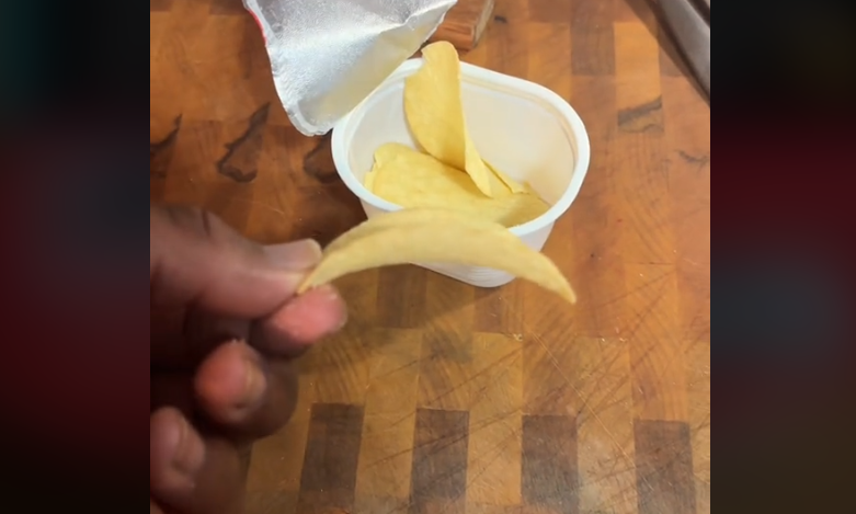 А ви знали? Цей "правильний" спосіб їсти Pringles робить смак чипсів ще кращими