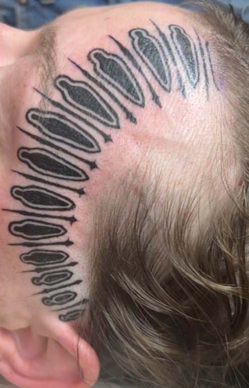 Жінка зробила величезне тату і стала зіркою мережі: малюнок на обличчі схожий на іграшки для дорослих (фото)