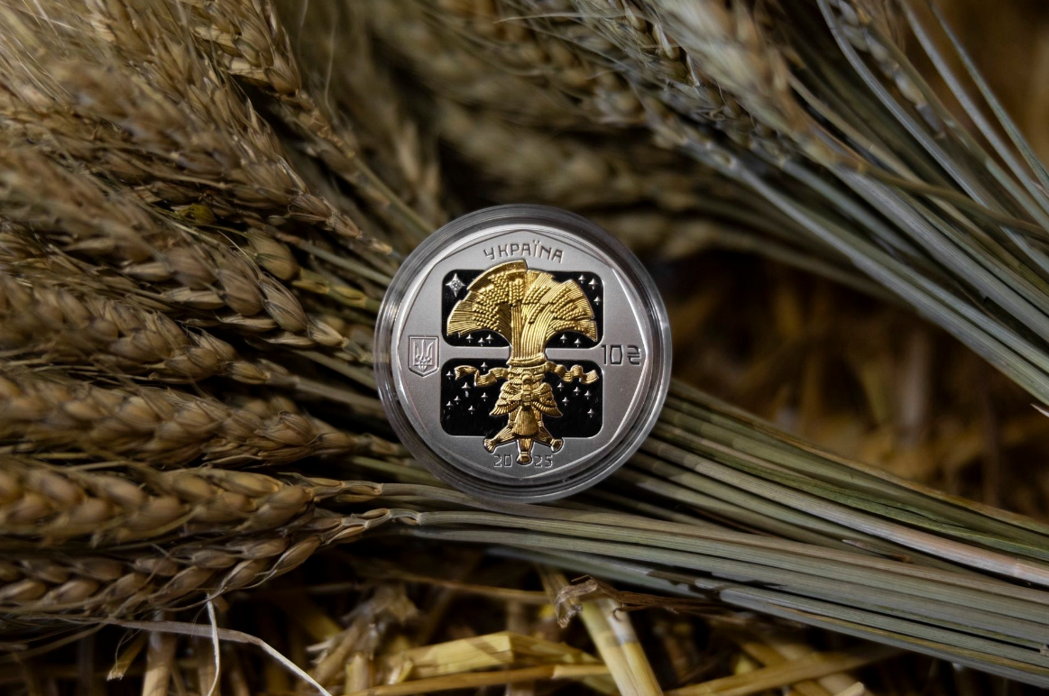 "Дух Різдва": НБУ представив унікальну срібну монету з діамантом (фото)