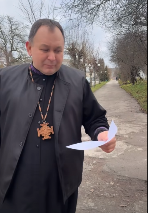 "Три броні не врятували": священник ПЦУ отримав повістку одразу після похорону воїна