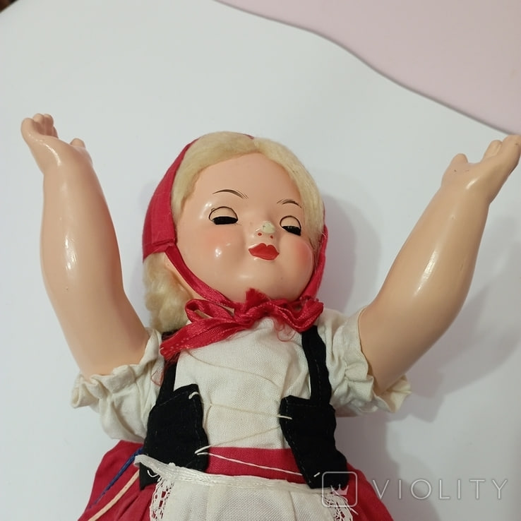 "Вбиту" часом дитячу ляльку оцінили у 65 тисяч і ось як вона виглядає (фото)