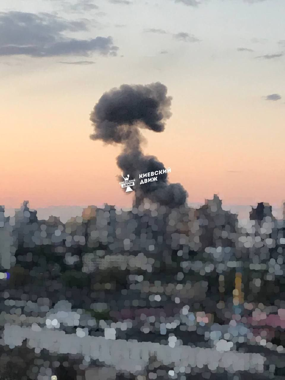 В Киеве во время визита генсека ООН прогремели взрывы. Над одним из районов облако дыма