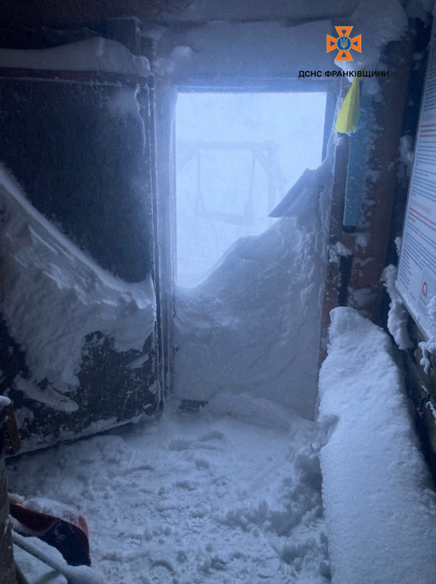 Все в снегу и 17 градусов мороза: спасатели предупредили об опасности в Карпатах (фото)